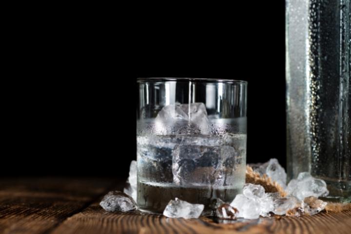 Wódka z lodem w szklance