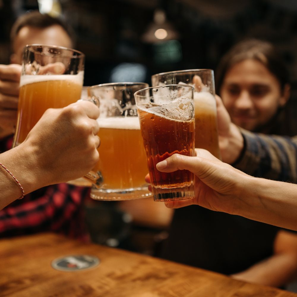 Zbijanie kufli z alkoholem na imprezie firmowej